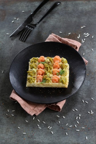 GAUFRES DE RIZ À LA CRÈME D’AVOCAT ET PETITES CREVETTES 