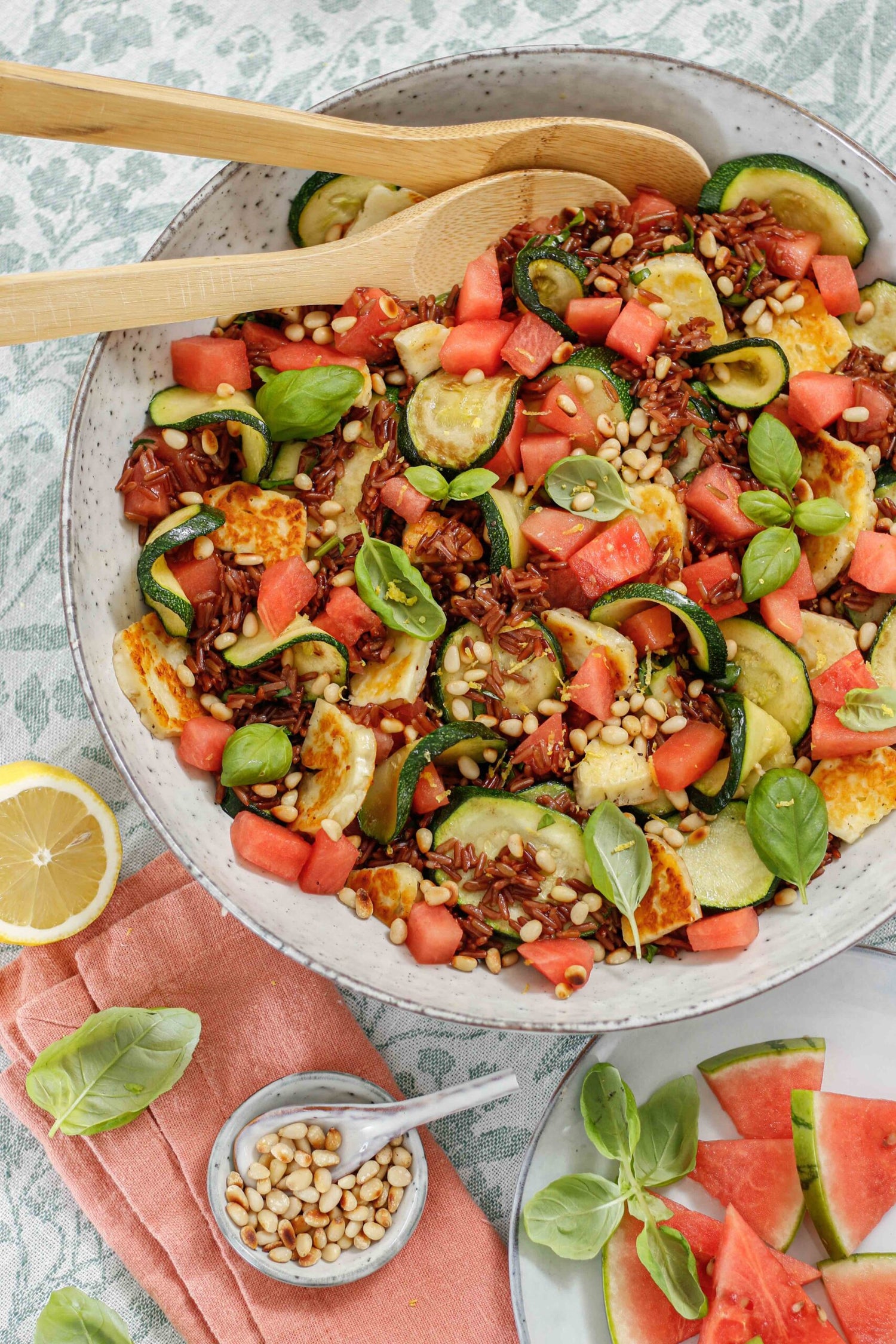 Sommerlicher Reissalat mit Wassermelone, Basilikum, Zucchini und Pinienkerne 