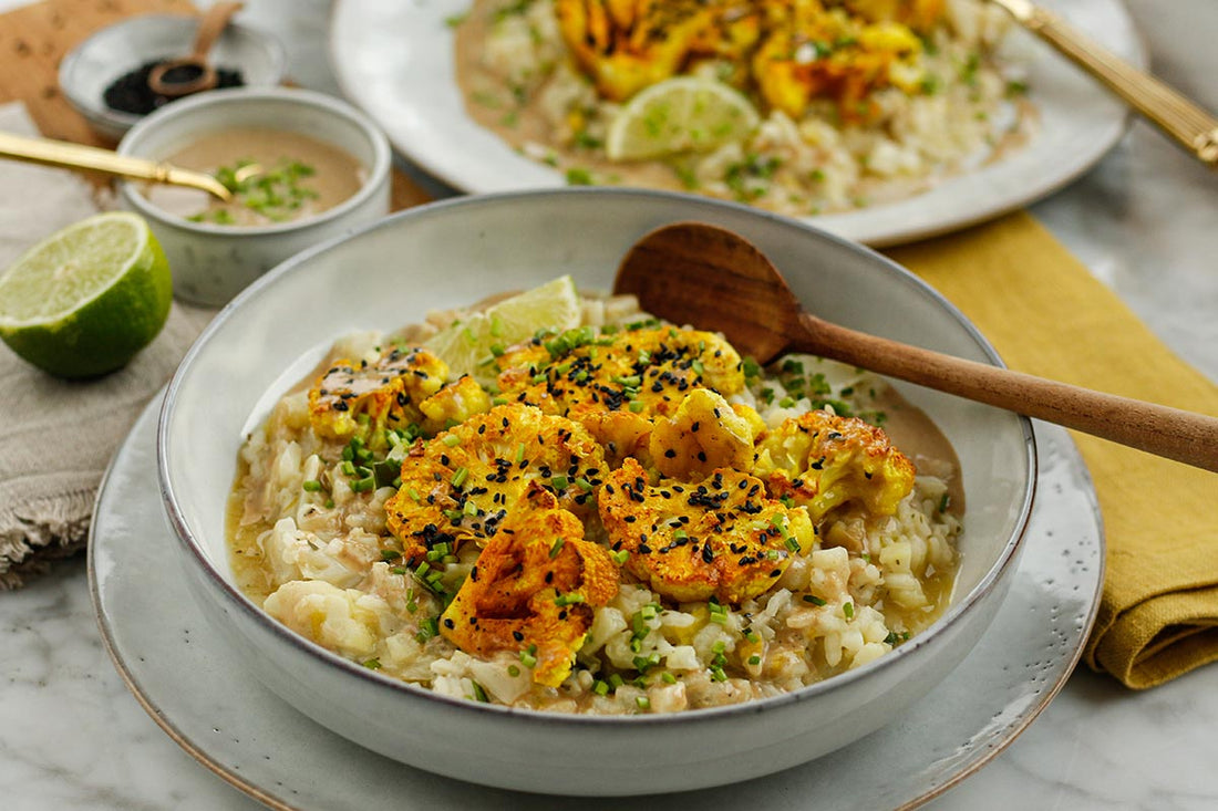 Blumenkohl-Risotto mit geröstetem Kurkuma-Blumenkohl und Tahini-Sauce 